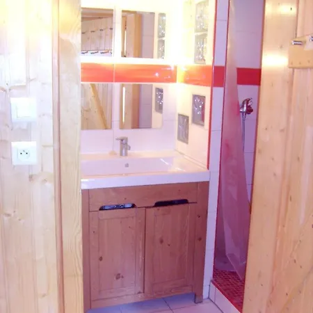 Chalet De 2 Chambres Avec Terrasse Amenagee Et Wifi A Ger De A 4 Km Des Pistes Шале Boutx