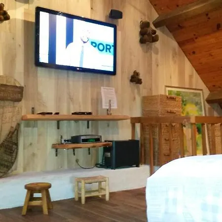Chalet De 2 Chambres Avec Terrasse Amenagee Et Wifi A Ger De A 4 Km Des Pistes Шале Boutx