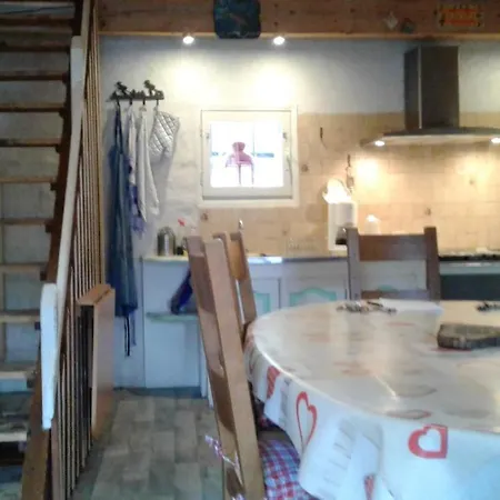 Chalet De 2 Chambres Avec Terrasse Amenagee Et Wifi A Ger De A 4 Km Des Pistes בקתה *